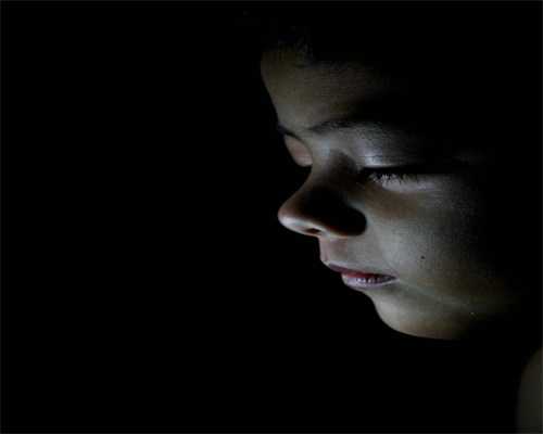 孩子不爱抬头？家长揭秘“倒睫毛”的奥秘