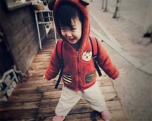 婴幼儿学步车：纠结中的双刃剑选择